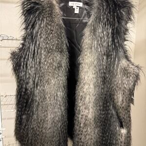 Via Spiga Women's Luxurious Faux Fur Vest - Black and Gray